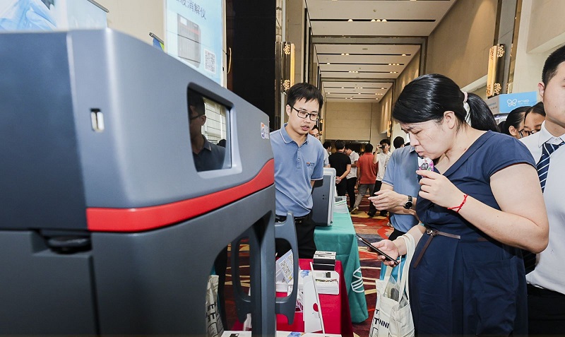 銷售總經(jīng)理為客戶展示商品，耐心答疑解惑