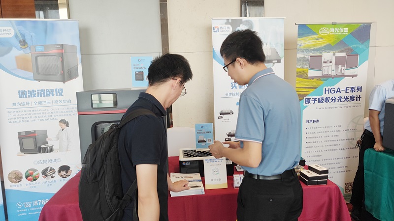 銷售總經(jīng)理為客戶展示商品，耐心答疑解惑